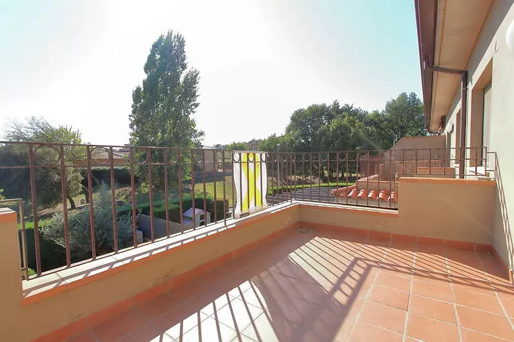 Terraza con vistas, casa en venta en Aiguaviva, Girona