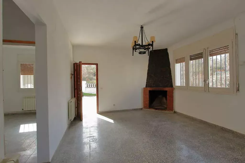 Salón con chimenea, casa en venta, planta baja, aislada, con jardín y piscina en Vilobí d'Onyar, Girona