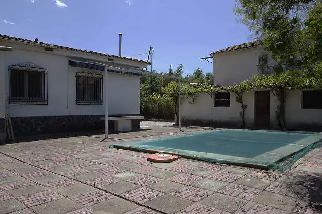 Casa en venta, planta baja, aislada, con jardín y piscina en Vilobí d'Onyar, Girona