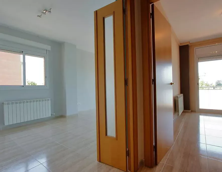Salón y habitación principal, piso en venta con parqking en Domeny, Girona