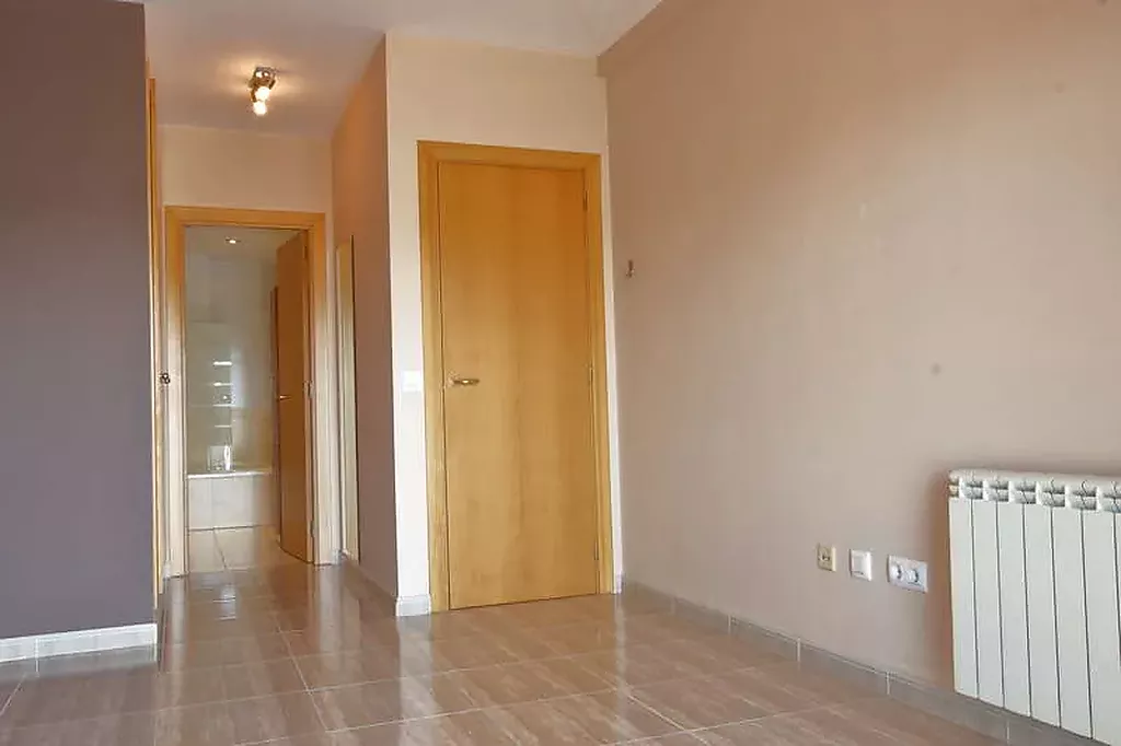 Habitación principal suite, piso en venta con parqking en Domeny, Girona