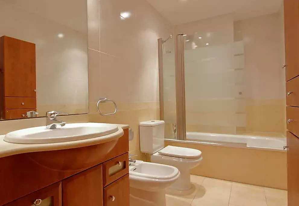 Baño suite, piso en venta con parqking en Domeny, Girona