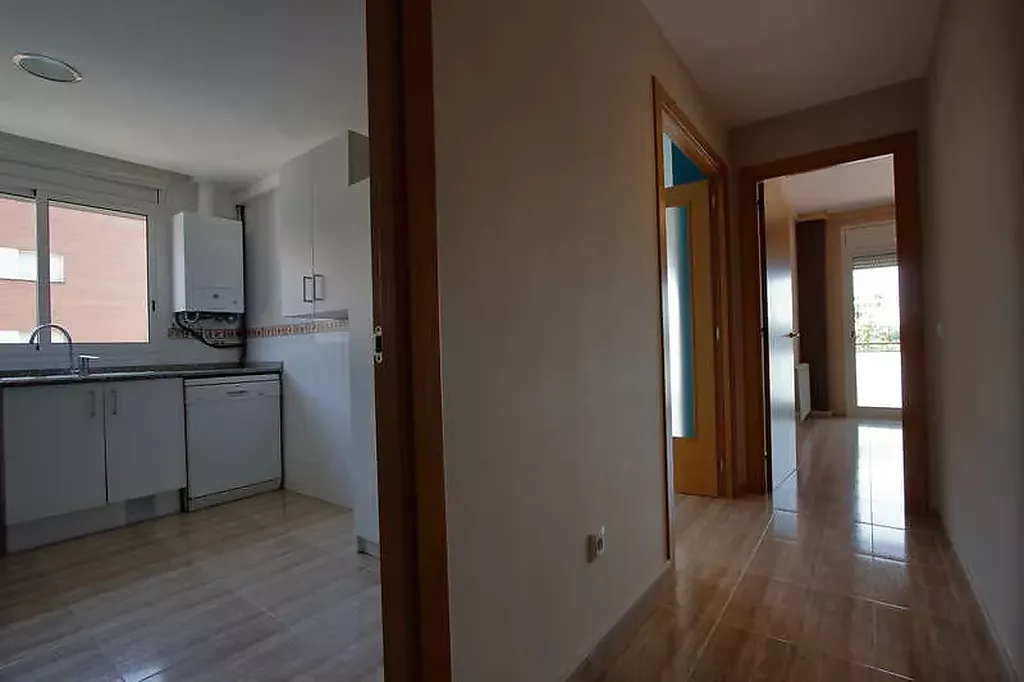 Cocina y pasillo, piso en venta con parqking en Domeny, Girona