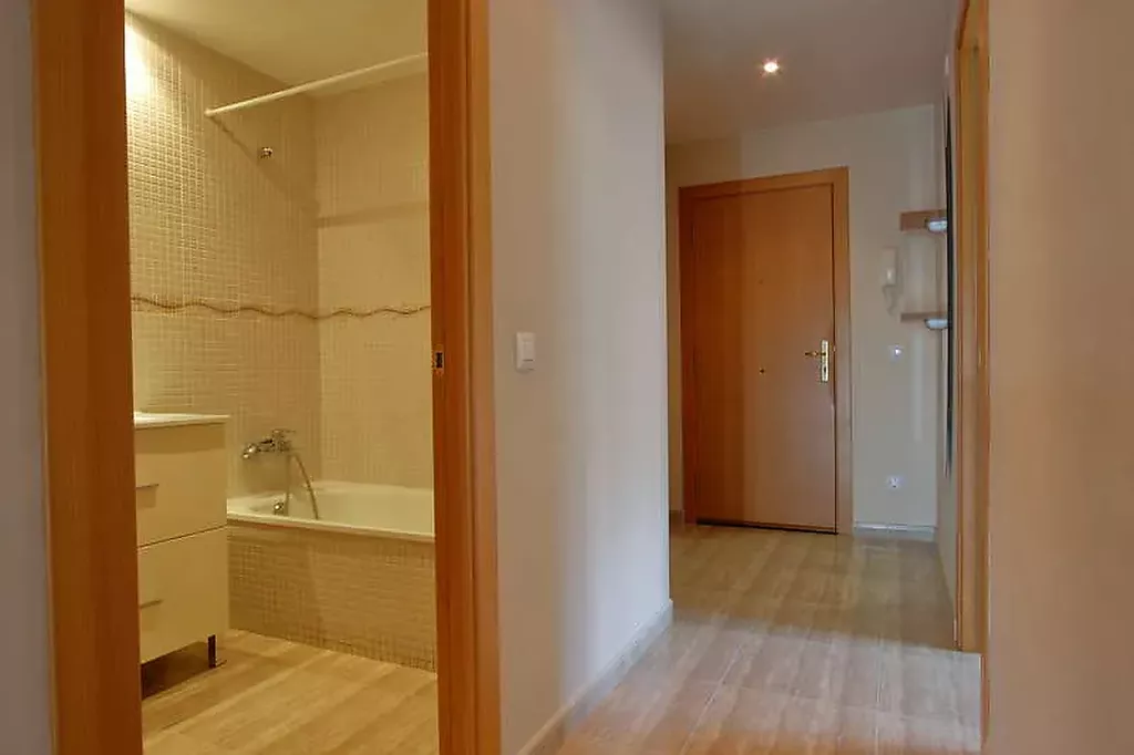 Baño i recibidor, piso en venta con parqking en Domeny, Girona