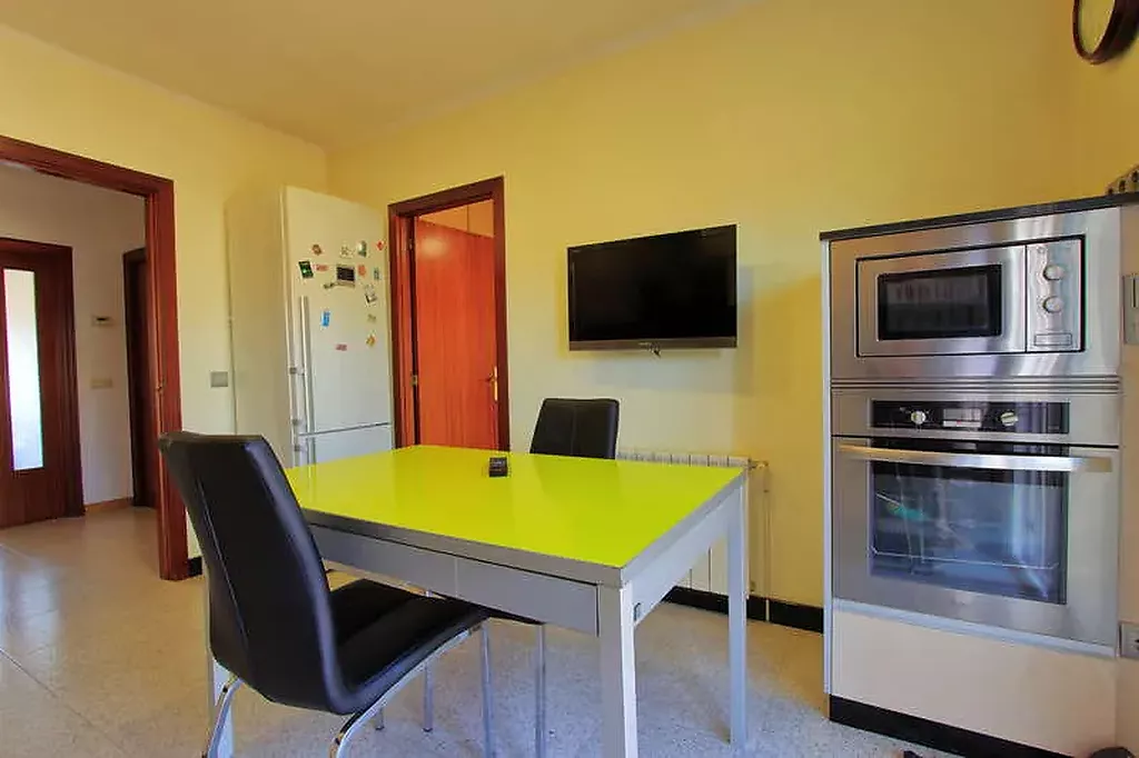 Cocina, casa en venta con garaje y terraza en Sarrià de Ter, Girona
